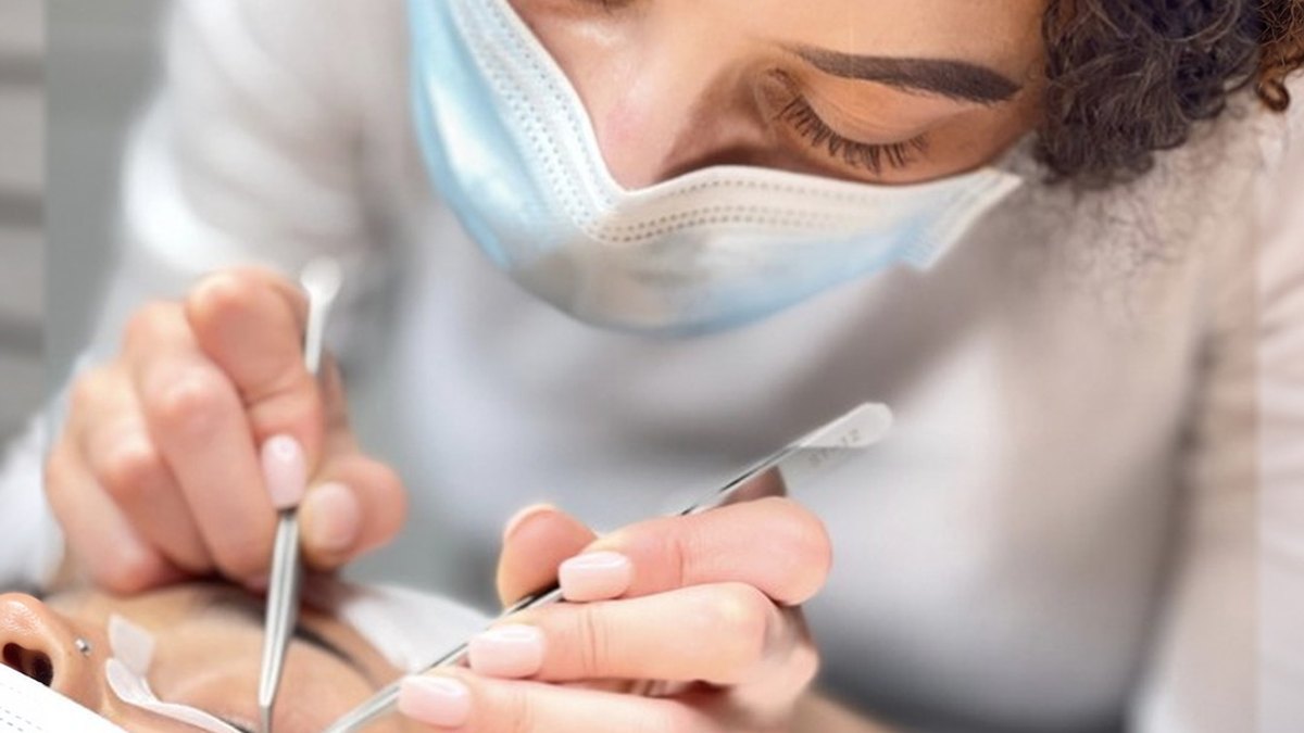 Lash artist au travail — CmaDermo Académie Strasbourg